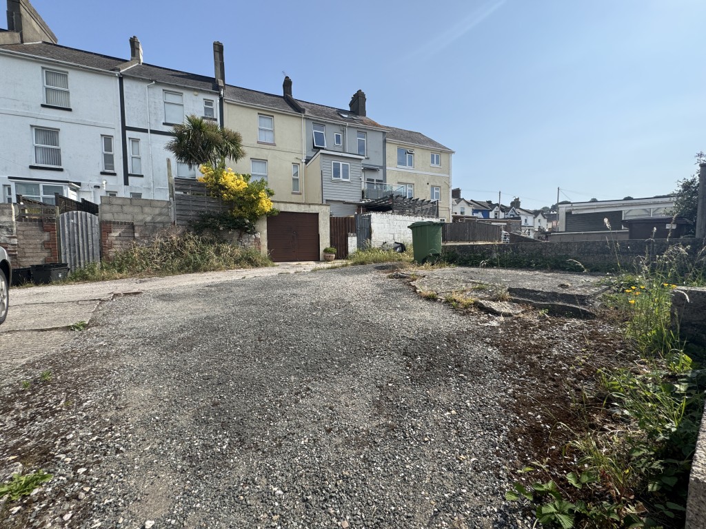 Lot: 93 - GROUND FLOOR FLAT FOR IMPROVEMENT - Rear parking area